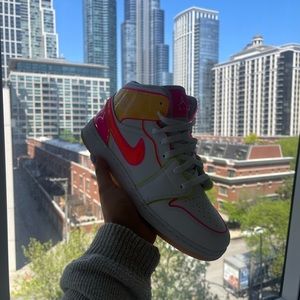 Nike Air Jordan 1 Mid Edge Glow size 8.5W